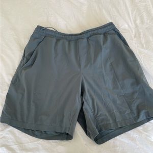 Lululemon mens shorts size L, lined